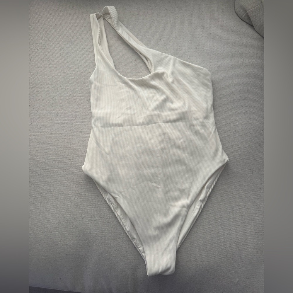 L Space Phoebe White One Shoulder One Piece Bathing Suit - size 8/M